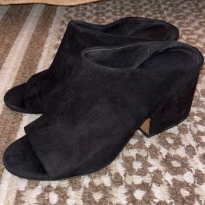 Black slides with chunky heel (Vince)